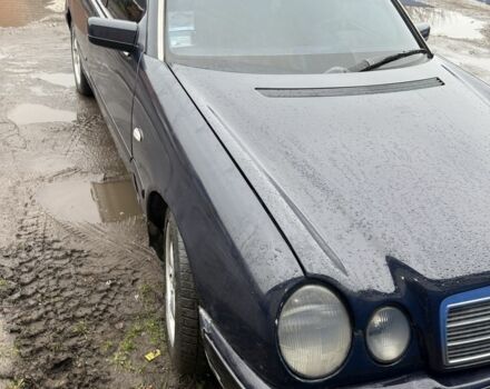 Синий Мерседес Е-Класс, объемом двигателя 2.2 л и пробегом 461 тыс. км за 2200 $, фото 4 на Automoto.ua