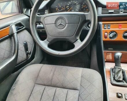 Мерседес Е-Класс 1995 в Кривом Роге на Automoto.ua Синий Мерседес Е-Класс, объемом двигателя 2 л и пробегом 295 тыс. км за 2600 $, фото 15 на Automoto.ua