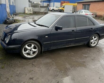Синий Мерседес Е-Класс, объемом двигателя 2.2 л и пробегом 461 тыс. км за 2200 $, фото 1 на Automoto.ua