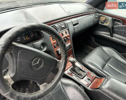 Синий Мерседес Е-Класс, объемом двигателя 2.3 л и пробегом 500 тыс. км за 2300 $, фото 7 на Automoto.ua