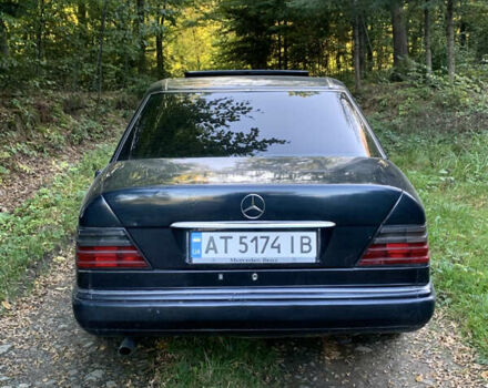 Синий Мерседес Е-Класс, объемом двигателя 2.2 л и пробегом 400 тыс. км за 2200 $, фото 6 на Automoto.ua