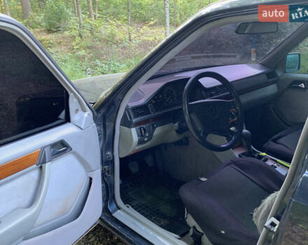 Синий Мерседес Е-Класс, объемом двигателя 2.2 л и пробегом 400 тыс. км за 2200 $, фото 7 на Automoto.ua