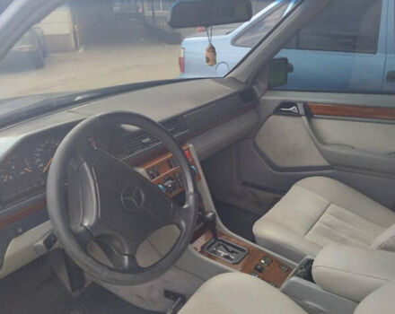 Синій Мерседес Е-Клас, об'ємом двигуна 3.2 л та пробігом 124 тис. км за 2500 $, фото 2 на Automoto.ua