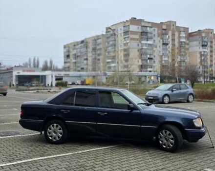 Синий Мерседес Е-Класс, объемом двигателя 2 л и пробегом 324 тыс. км за 2777 $, фото 5 на Automoto.ua
