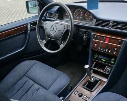 Синий Мерседес Е-Класс, объемом двигателя 2 л и пробегом 324 тыс. км за 2777 $, фото 38 на Automoto.ua