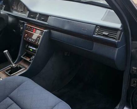 Синий Мерседес Е-Класс, объемом двигателя 2 л и пробегом 324 тыс. км за 2777 $, фото 19 на Automoto.ua