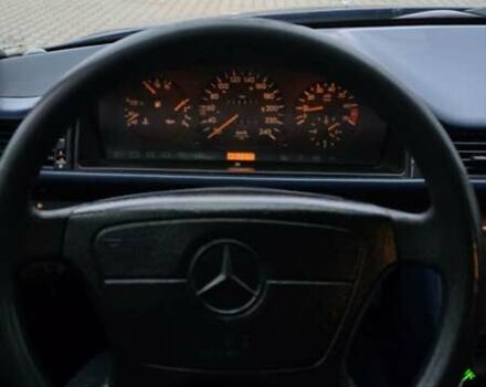 Синий Мерседес Е-Класс, объемом двигателя 2 л и пробегом 324 тыс. км за 2777 $, фото 32 на Automoto.ua