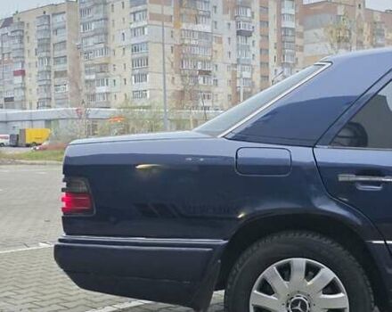 Синий Мерседес Е-Класс, объемом двигателя 2 л и пробегом 324 тыс. км за 2777 $, фото 8 на Automoto.ua
