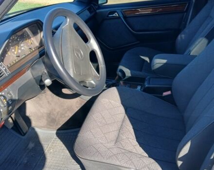 Синій Мерседес Е-Клас, об'ємом двигуна 2 л та пробігом 290 тис. км за 5000 $, фото 17 на Automoto.ua