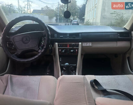 Синій Мерседес Е-Клас, об'ємом двигуна 2 л та пробігом 536 тис. км за 2950 $, фото 5 на Automoto.ua