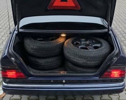 Синий Мерседес Е-Класс, объемом двигателя 2 л и пробегом 324 тыс. км за 2777 $, фото 28 на Automoto.ua