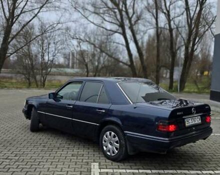 Синий Мерседес Е-Класс, объемом двигателя 2 л и пробегом 324 тыс. км за 2777 $, фото 2 на Automoto.ua