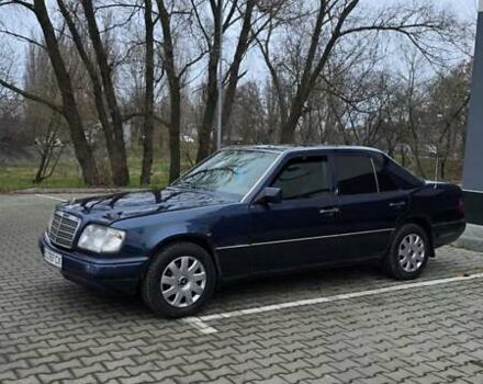 Синий Мерседес Е-Класс, объемом двигателя 2 л и пробегом 324 тыс. км за 2777 $, фото 23 на Automoto.ua