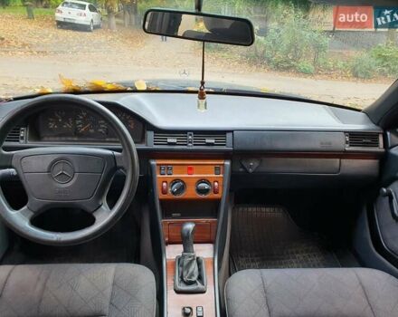 Мерседес Е-Класс 1995 в Кривом Роге на Automoto.ua Синий Мерседес Е-Класс, объемом двигателя 2 л и пробегом 295 тыс. км за 2600 $, фото 12 на Automoto.ua