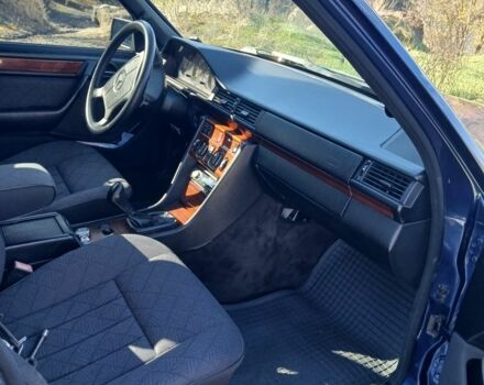 Синій Мерседес Е-Клас, об'ємом двигуна 2 л та пробігом 290 тис. км за 5000 $, фото 5 на Automoto.ua