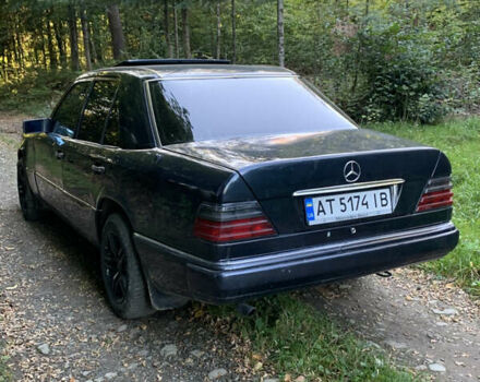 Синий Мерседес Е-Класс, объемом двигателя 2.2 л и пробегом 400 тыс. км за 2200 $, фото 4 на Automoto.ua