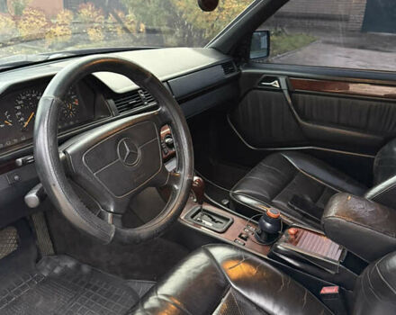 Синий Мерседес Е-Класс, объемом двигателя 3.2 л и пробегом 362 тыс. км за 4800 $, фото 12 на Automoto.ua