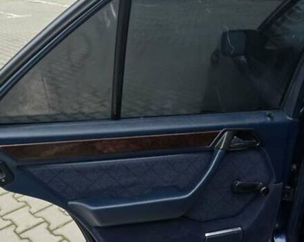 Синий Мерседес Е-Класс, объемом двигателя 2 л и пробегом 324 тыс. км за 2777 $, фото 14 на Automoto.ua