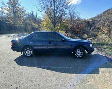 Синій Мерседес Е-Клас, об'ємом двигуна 2 л та пробігом 290 тис. км за 5000 $, фото 1 на Automoto.ua