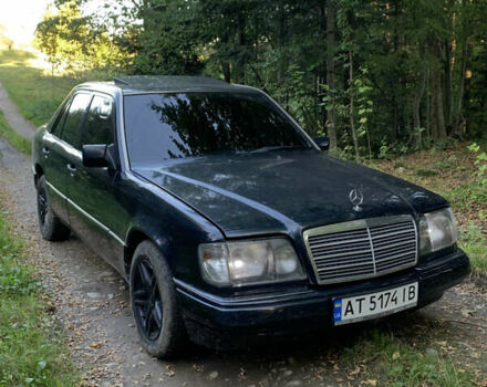 Синий Мерседес Е-Класс, объемом двигателя 2.2 л и пробегом 400 тыс. км за 2200 $, фото 3 на Automoto.ua