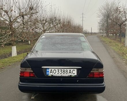 Синий Мерседес Е-Класс, объемом двигателя 3 л и пробегом 400 тыс. км за 2000 $, фото 5 на Automoto.ua