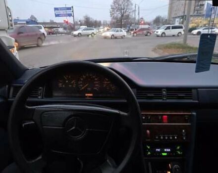 Синий Мерседес Е-Класс, объемом двигателя 2 л и пробегом 324 тыс. км за 2777 $, фото 31 на Automoto.ua