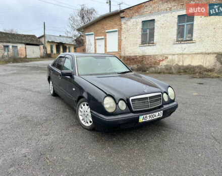 Синий Мерседес Е-Класс, объемом двигателя 2.3 л и пробегом 500 тыс. км за 2300 $, фото 2 на Automoto.ua