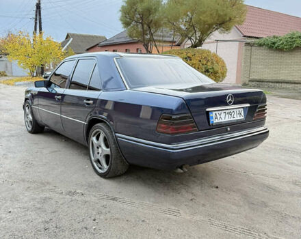 Синий Мерседес Е-Класс, объемом двигателя 3.2 л и пробегом 362 тыс. км за 4800 $, фото 3 на Automoto.ua