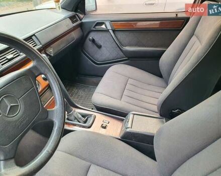 Мерседес Е-Класс 1995 в Кривом Роге на Automoto.ua Синий Мерседес Е-Класс, объемом двигателя 2 л и пробегом 295 тыс. км за 2600 $, фото 16 на Automoto.ua