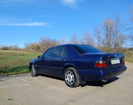 Синій Мерседес Е-Клас, об'ємом двигуна 2 л та пробігом 290 тис. км за 5000 $, фото 2 на Automoto.ua