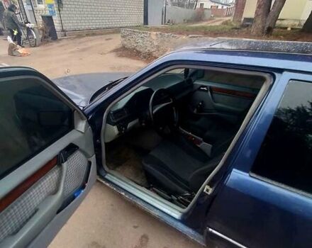 Синий Мерседес Е-Класс, объемом двигателя 2.8 л и пробегом 350 тыс. км за 2600 $, фото 7 на Automoto.ua