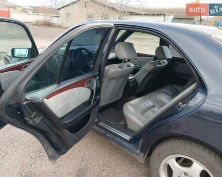 Синій Мерседес Е-Клас, об'ємом двигуна 2.2 л та пробігом 450 тис. км за 2700 $, фото 18 на Automoto.ua