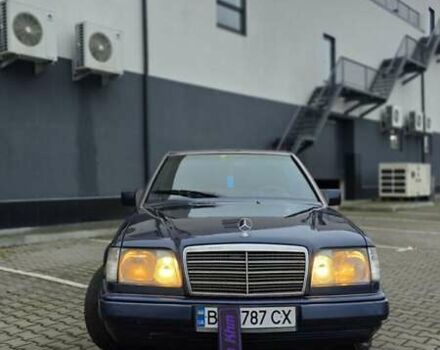 Синий Мерседес Е-Класс, объемом двигателя 2 л и пробегом 324 тыс. км за 2777 $, фото 7 на Automoto.ua