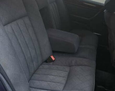 Синий Мерседес Е-Класс, объемом двигателя 2 л и пробегом 324 тыс. км за 2777 $, фото 15 на Automoto.ua