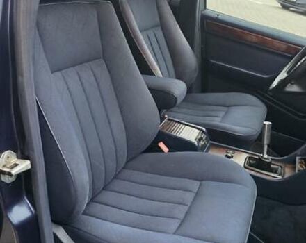 Синий Мерседес Е-Класс, объемом двигателя 2 л и пробегом 324 тыс. км за 2777 $, фото 18 на Automoto.ua