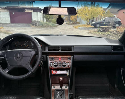 Синий Мерседес Е-Класс, объемом двигателя 3.2 л и пробегом 362 тыс. км за 4800 $, фото 9 на Automoto.ua