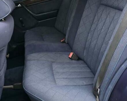 Синий Мерседес Е-Класс, объемом двигателя 2 л и пробегом 324 тыс. км за 2777 $, фото 13 на Automoto.ua