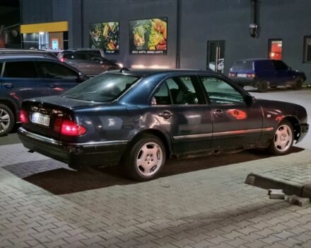 Синий Мерседес Е-Класс, объемом двигателя 2 л и пробегом 250 тыс. км за 1500 $, фото 3 на Automoto.ua