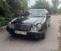 Синій Мерседес Е-Клас, об'ємом двигуна 2 л та пробігом 500 тис. км за 1950 $, фото 1 на Automoto.ua
