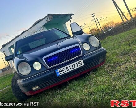 Синій Мерседес Е-Клас, об'ємом двигуна 3.2 л та пробігом 333 тис. км за 4300 $, фото 1 на Automoto.ua