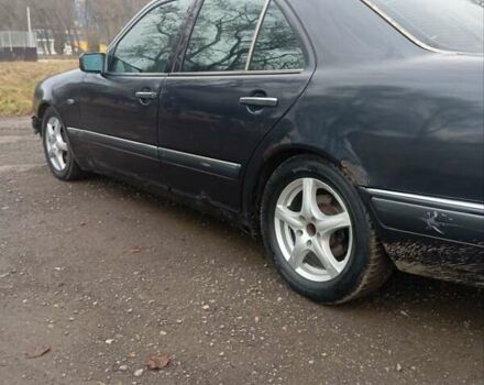 Синий Мерседес Е-Класс, объемом двигателя 3 л и пробегом 452 тыс. км за 1950 $, фото 4 на Automoto.ua