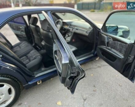 Синий Мерседес Е-Класс, объемом двигателя 2.8 л и пробегом 459 тыс. км за 1600 $, фото 6 на Automoto.ua