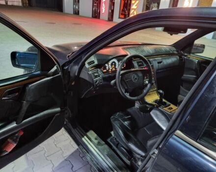 Синий Мерседес Е-Класс, объемом двигателя 2 л и пробегом 250 тыс. км за 1500 $, фото 4 на Automoto.ua