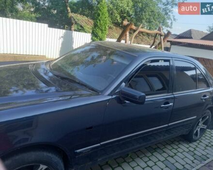 Синій Мерседес Е-Клас, об'ємом двигуна 2 л та пробігом 370 тис. км за 2950 $, фото 3 на Automoto.ua