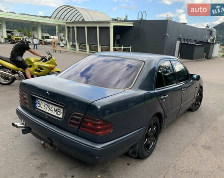 Синий Мерседес Е-Класс, объемом двигателя 2.16 л и пробегом 400 тыс. км за 2700 $, фото 4 на Automoto.ua