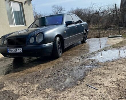 Синий Мерседес Е-Класс, объемом двигателя 0.28 л и пробегом 300 тыс. км за 2600 $, фото 2 на Automoto.ua