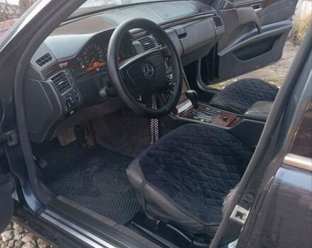 Синий Мерседес Е-Класс, объемом двигателя 3 л и пробегом 452 тыс. км за 1950 $, фото 12 на Automoto.ua