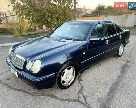 Синий Мерседес Е-Класс, объемом двигателя 2.8 л и пробегом 459 тыс. км за 1600 $, фото 5 на Automoto.ua