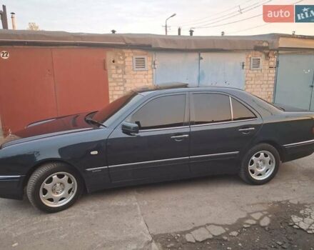 Синий Мерседес Е-Класс, объемом двигателя 3 л и пробегом 270 тыс. км за 5500 $, фото 1 на Automoto.ua