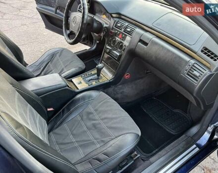 Синий Мерседес Е-Класс, объемом двигателя 2.8 л и пробегом 459 тыс. км за 1600 $, фото 2 на Automoto.ua